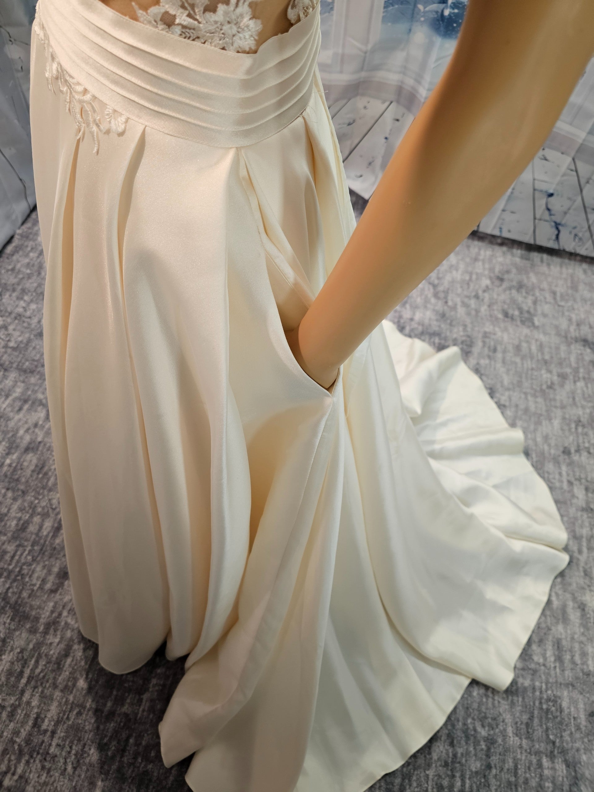 8, New, Gabbiano Designer Wedding Gown, A-Line, Pockets, Short Sleeves |  Rad Rags