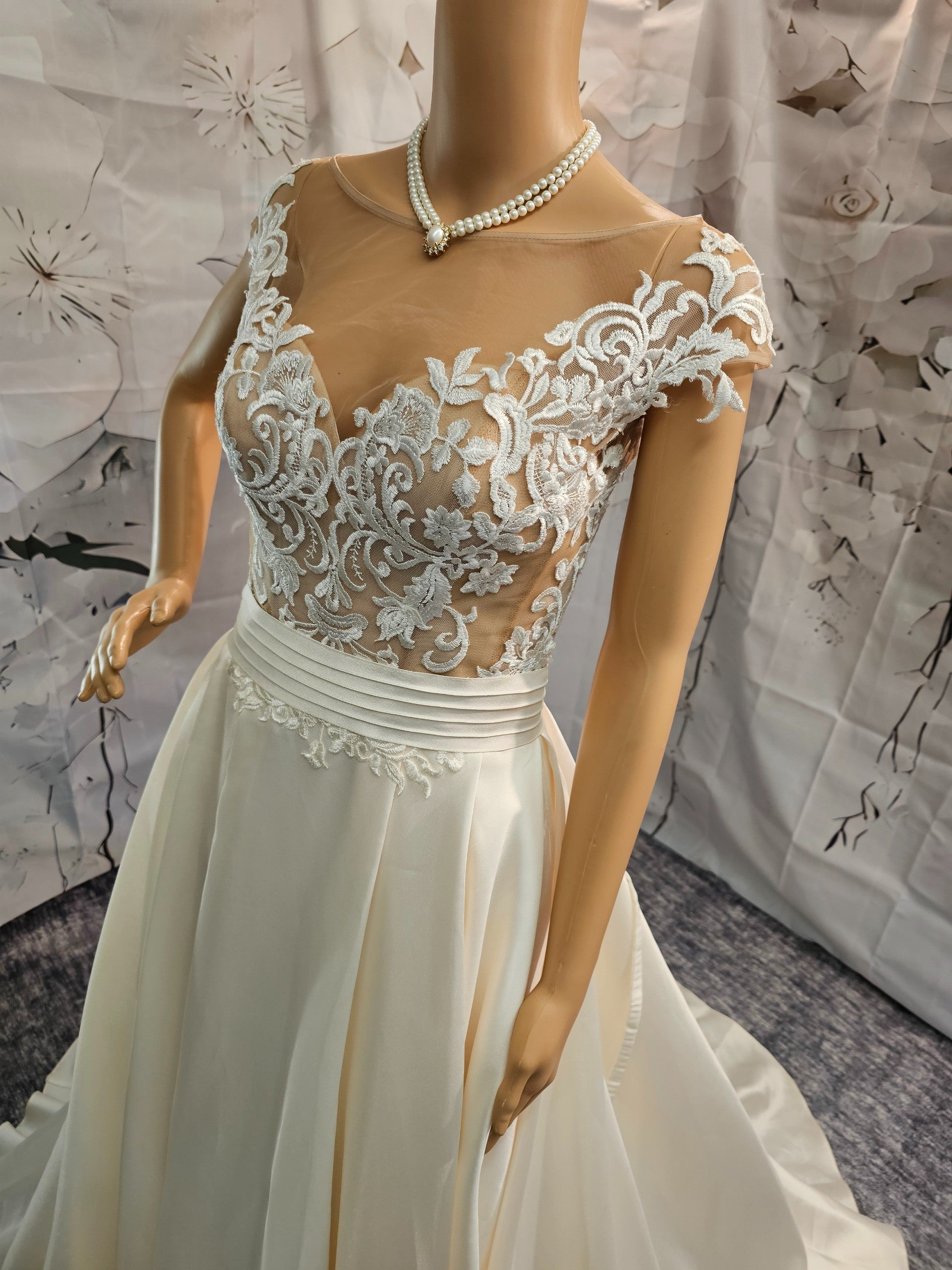 8, New, Gabbiano Designer Wedding Gown, A-Line, Pockets, Short Sleeves | Rad Rags 8, New, Gabbiano Designer Wedding Gown, A-Line, Pockets, Short Sleeves | Rad Rags