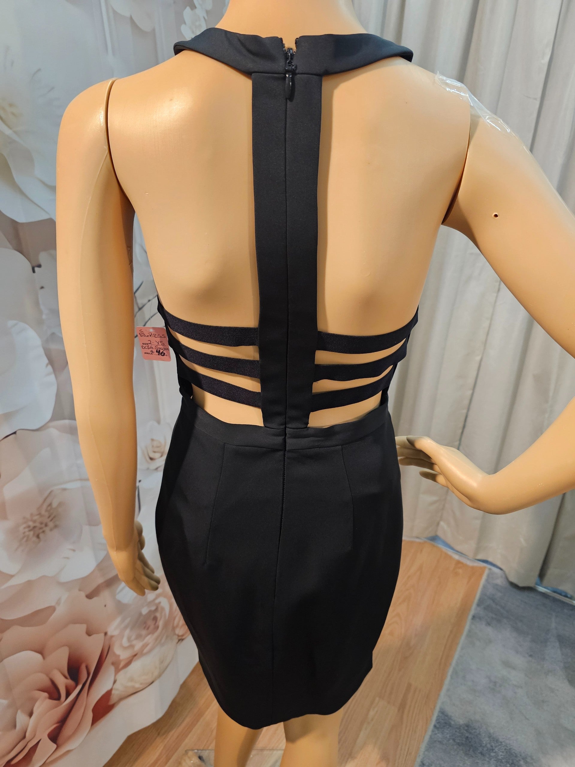 white beach sexy dress Berlook Front-Tie Cutout Backless Maxi Dress, / L SKIMS Square Neck Midi BH25 Size:AU14 - (US10) 70% viscose